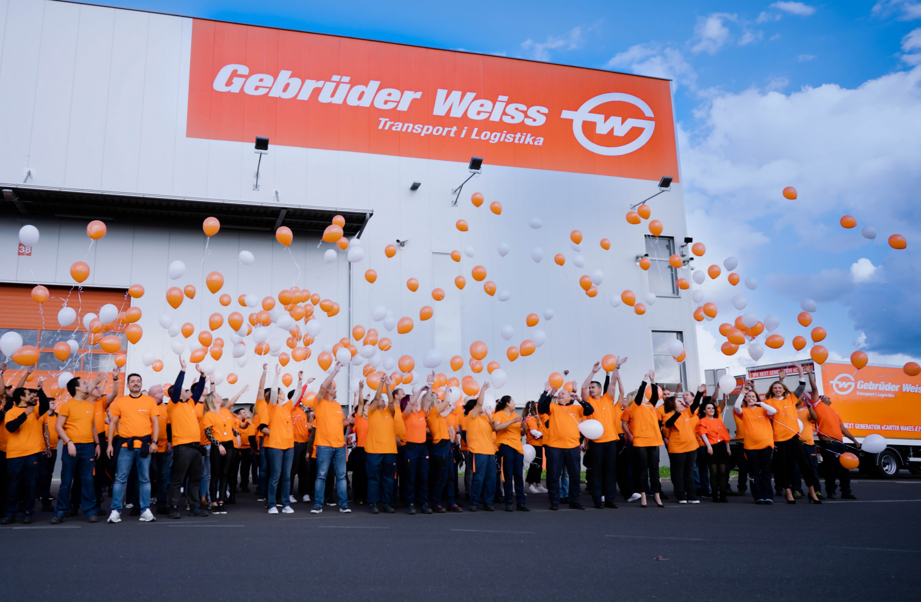 The Gebrüder Weiss team in front of the headquarters in Zagreb celebrates its 25th anniversary. (Source: Gebrüder Weiss / ivomi-produkcija.com)